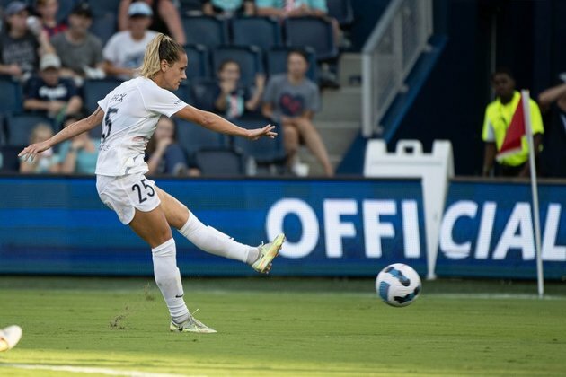 Meredith Speck re-signs with Courage