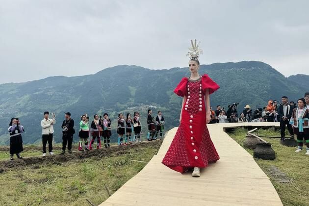 Village fashion show integrates traditional culture, modern design in SW China terraces