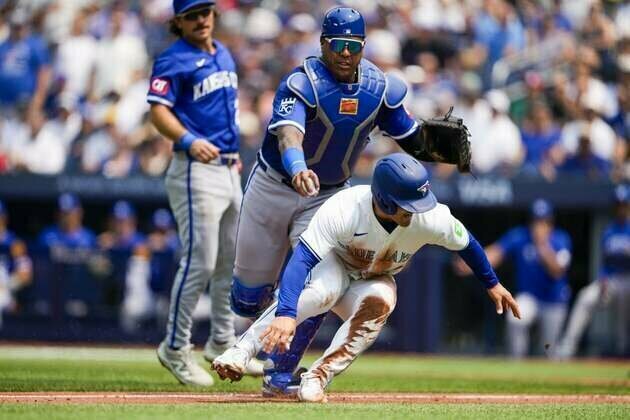 Royals score five in 10th to topple Blue Jays