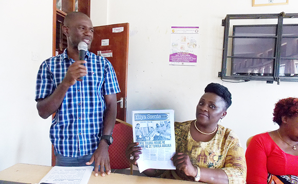 Esther Baroma ng'alaga amawulire ga Bukedde omuli emiko gye Yiiya Ssente egijjudde amagezi ag'okukola ssente. Esther Baroma ng'alaga amawulire ga Bukedde omuli emiko gye Yiiya Ssente egijjudde amagezi ag'okukola ssente.