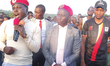 Zaake ng’ayogera eri Bannalwengo. Ku ddyo sipiika wa Buganda Youth Council, Allan Ssebunnya ne Kizza. Zaake ng’ayogera eri Bannalwengo. Ku ddyo sipiika wa Buganda Youth Council, Allan Ssebunnya ne Kizza.