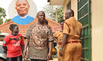 Omubulizi Makhonje ng'afuluma akaduukulu ku kkooti ya LDC e Makerere. Mu katono nga bw'afaanana. EKIF: PONSIANO NSIMBI Omubulizi Makhonje ng'afuluma akaduukulu ku kkooti ya LDC e Makerere. Mu katono nga bw'afaanana. EKIF: PONSIANO NSIMBI