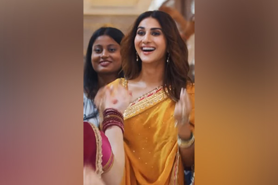 'Angreji Rangrasiya' song from Abir Gulaal out now