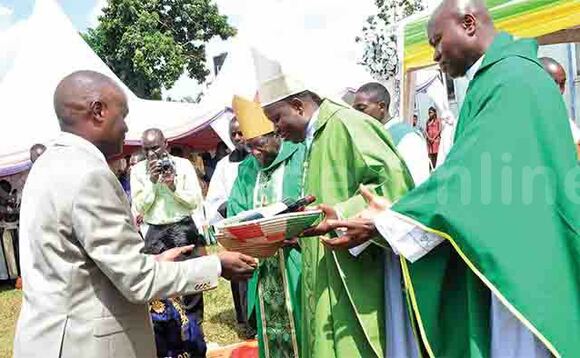 Omubaka wa Bukomansimbi South, Deogratious Kiyingi ng’akwasa Omusumba Jjumba (owookubiri ku ddyo) ekirabo. Amuddiridde ye Musumba Kaggwa eyawummudde ne Fr. Dr. Kaganda (ku ddyo). Omubaka wa Bukomansimbi South, Deogratious Kiyingi ng’akwasa Omusumba Jjumba (owookubiri ku ddyo) ekirabo. Amuddiridde ye Musumba Kaggwa eyawummudde ne Fr. Dr. Kaganda (ku ddyo).