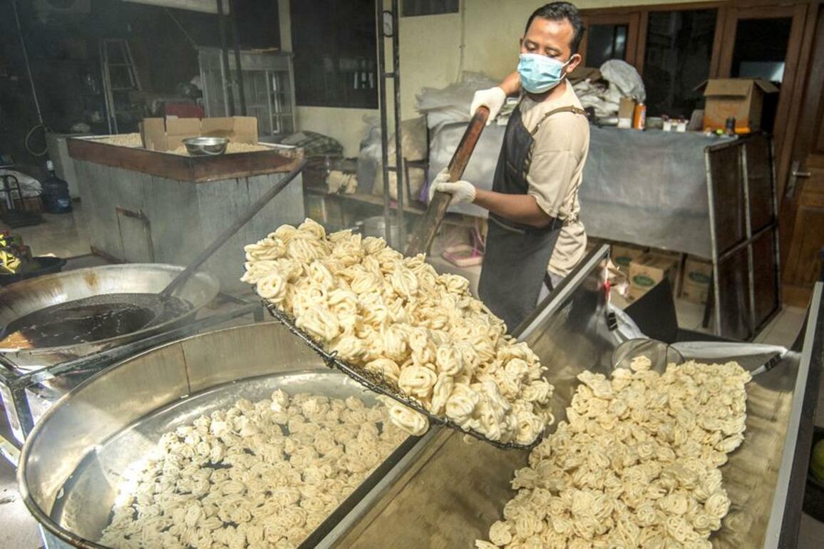 Asia Album: Making fish crackers in Indonesia's Yogyakarta