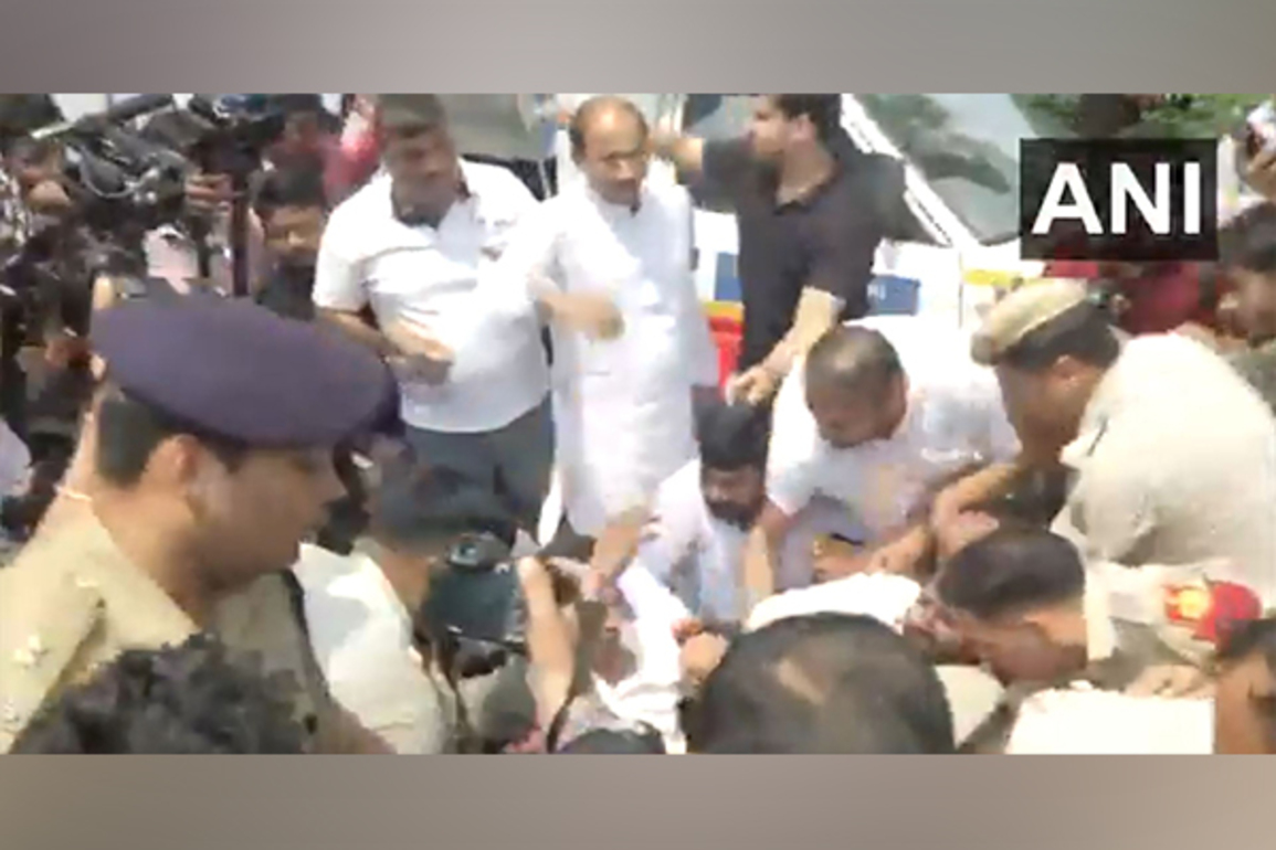 Police detains protesting Congress workers in Delhi