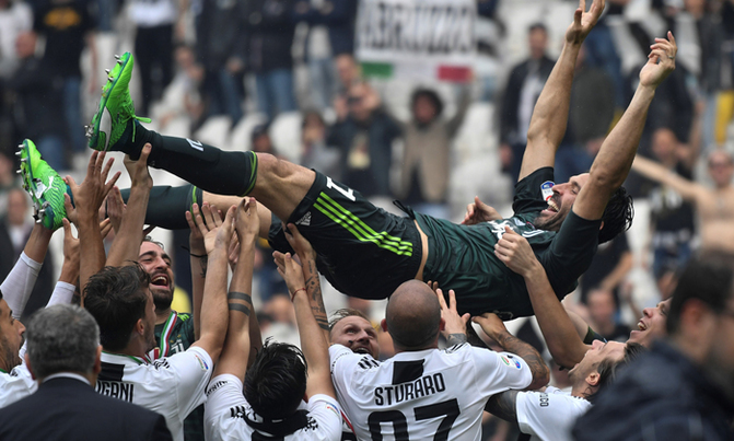 Buffon breaks Serie A appearances record Buffon breaks Serie A appearances record