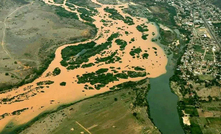 Lama despejada com rompimento da barragem de Fundão, da Samarco, em Mariana