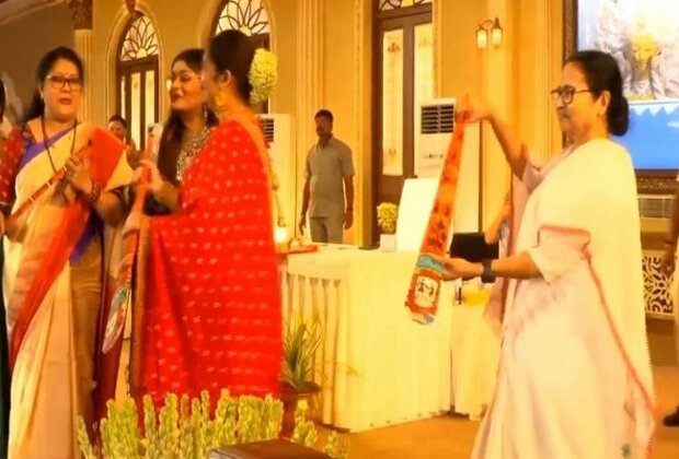 CM Mamata Banerjee breaks into dance at Durga Puja carnival