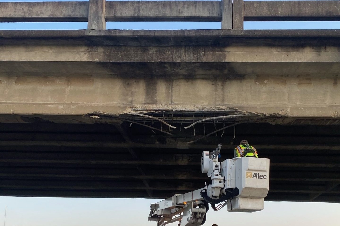 ALDOT assessing damage to overpass on southbound I-65