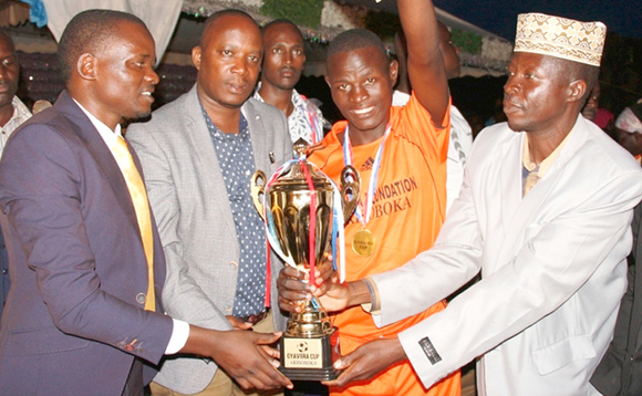 Gyaviira Ssemwanga (ku kkono) ne Robert Benon Mugabi, ssentebe wa disitulikiti y'e Rakai, nga bakwasa kapiteeni wa Kisaayi FC ekikopo Gyaviira Ssemwanga (ku kkono) ne Robert Benon Mugabi, ssentebe wa disitulikiti y'e Rakai, nga bakwasa kapiteeni wa Kisaayi FC ekikopo