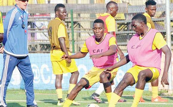 Micho (ku kkono) ng’atendeka abazannyi e Lugogo. Micho (ku kkono) ng’atendeka abazannyi e Lugogo.