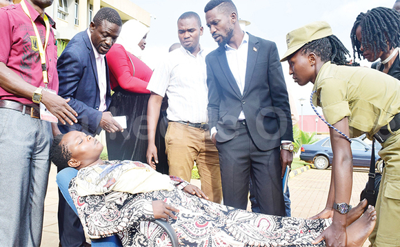 Pulomoota Nassuuna eyazirise ng’ateekebwa mu mmotoka okutwalibwa mu ddwaaliro. Yebulunguddwa Bobi Wine (wakati) ne Chairman Nnyanzi Ssentamu (owokubiri ku kkono). Pulomoota Nassuuna eyazirise ng’ateekebwa mu mmotoka okutwalibwa mu ddwaaliro. Yebulunguddwa Bobi Wine (wakati) ne Chairman Nnyanzi Ssentamu (owokubiri ku kkono).