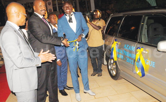 Maj. Gen. Muhoozi Kainerugaba eyabadde omugenyi omukulu ng'akwasa Joseph Ochaya eyawangudde eky'omuzannyi w'omwaka mu liigi ya Uganda Premier League sizoni ya 2015/16 ebisumuluzi bya mmotoka gye yawangudde. (STEPHEN MAYAMBA) Maj. Gen. Muhoozi Kainerugaba eyabadde omugenyi omukulu ng'akwasa Joseph Ochaya eyawangudde eky'omuzannyi w'omwaka mu liigi ya Uganda Premier League sizoni ya 2015/16 ebisumuluzi bya mmotoka gye yawangudde. (STEPHEN MAYAMBA)