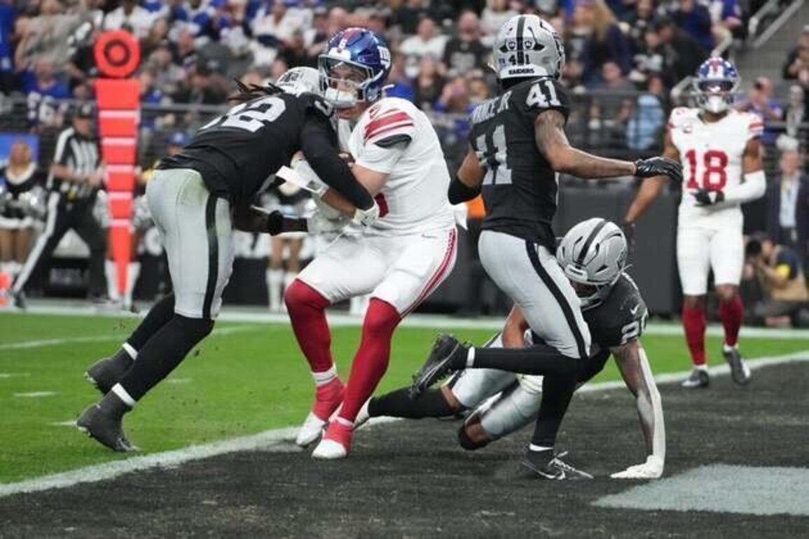 Giants halt 9-game skid; Raiders in driver's seat for No. 1 pick
