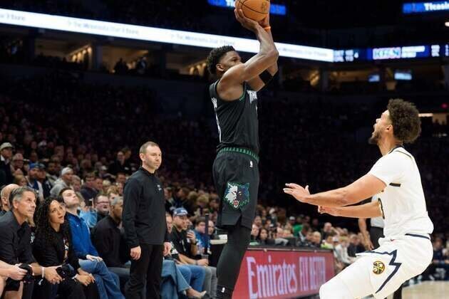 T-wolves star Anthony Edwards (knee) exits game vs. Nuggets
