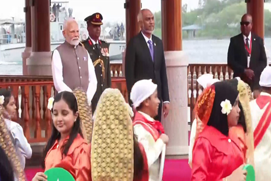 PM Modi accorded 21-gun salute in Male; Maldives Prez joins in ceremonial welcome