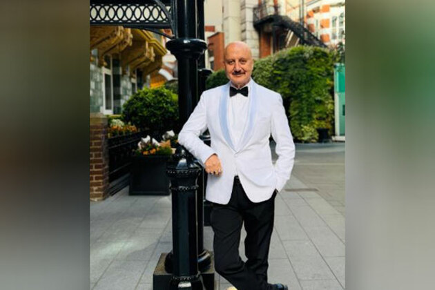 Anupam Kher gears up for London premiere of his film 'Tanvi The Great', says "acha lag raha hu na"