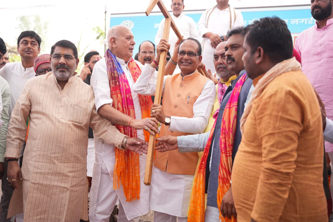 Shivraj Singh Chouhan held a 'Gram Chaupal' in village Dumri Khurd of Gorakhpur