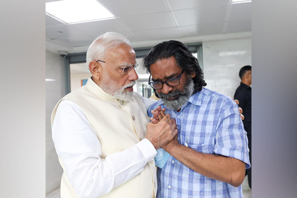 Jharkhand former CM Shibu Soren's demise: PM Modi pays homage at Delhi hospital, meets with grieving kin