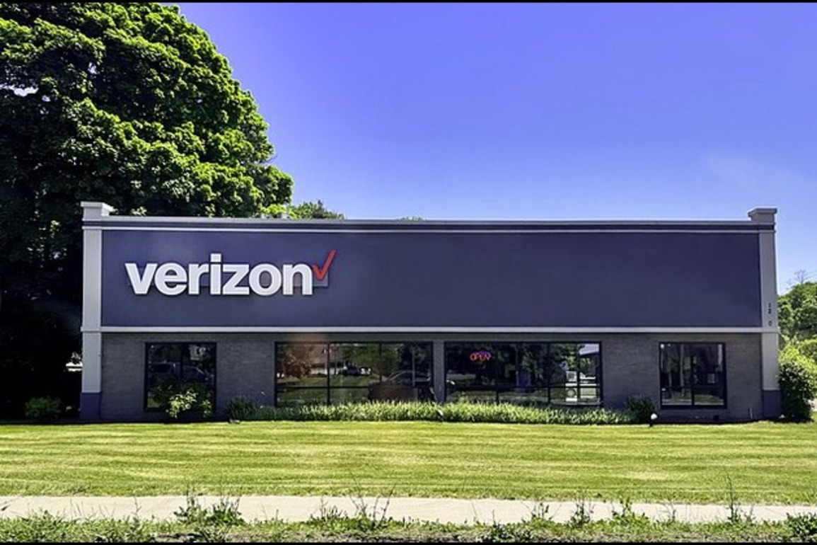 Verizon slashes jobs, shifts retail strategy in sweeping cost reset