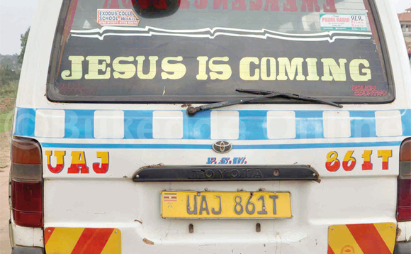 Emmotoka egambibwa okutambuliramu ababbi ng’eri ku poliisi y’e Kyebando Kisalosalo ku luguudo lwa Northern By Pass oluvannyuma lwa poliisi okugigoba abaalimu ne baduuka mu n’esalawo okugisika . Emmotoka egambibwa okutambuliramu ababbi ng’eri ku poliisi y’e Kyebando Kisalosalo ku luguudo lwa Northern By Pass oluvannyuma lwa poliisi okugigoba abaalimu ne baduuka mu n’esalawo okugisika .