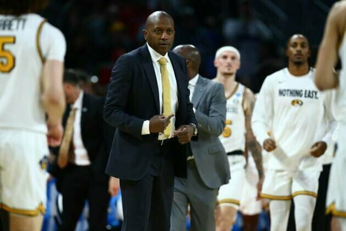Mark Mitchell scores 22 as Missouri routs South Dakota