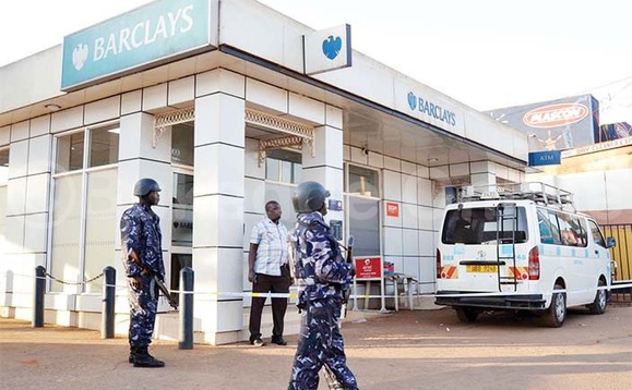 Poliisi ng’esazeeko bbanka ya Barclays ettabi ly’e Nakulabye eryazindiddwa abazigu. Poliisi ng’esazeeko bbanka ya Barclays ettabi ly’e Nakulabye eryazindiddwa abazigu.