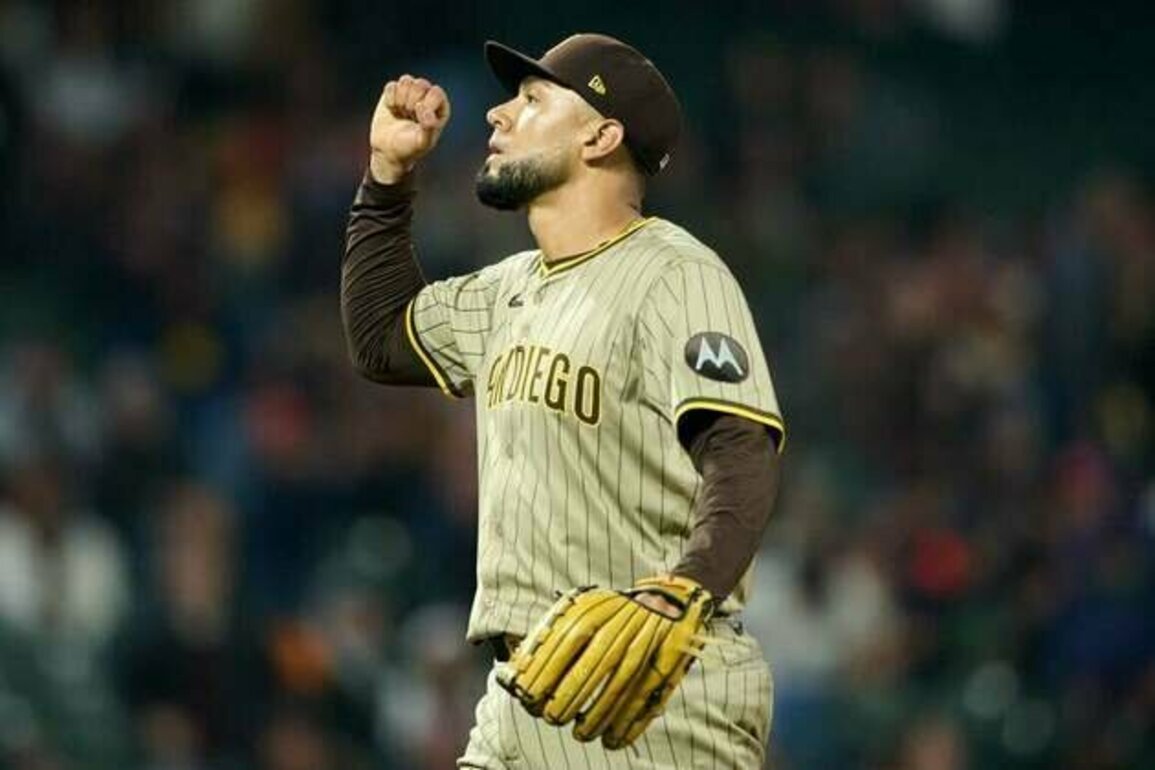 Padres, tied for first in NL West, pursue sweep of Giants