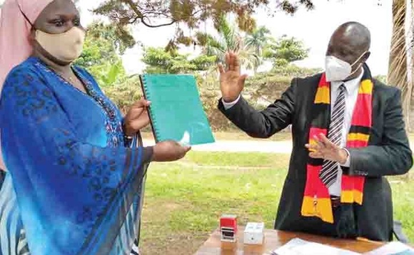 Fred Bamwine ng’akwasa Ndisaba ekitabo ky’ensonga z'e Mukono. Fred Bamwine ng’akwasa Ndisaba ekitabo ky’ensonga z'e Mukono.