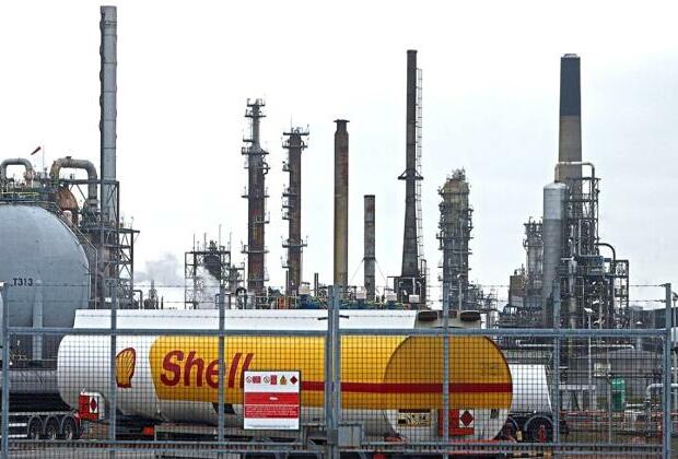 Shell shuts oil processing unit to investigate leak in Singapore