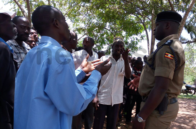 he district olice commander oel ubanone attempts to calm the residents
