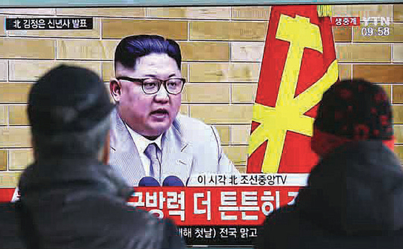 Kim Jong Un, owa North Korea ng’ayogera eri bannansi bwe yabadde ku ttivvi y’eggwanga. Kim Jong Un, owa North Korea ng’ayogera eri bannansi bwe yabadde ku ttivvi y’eggwanga.