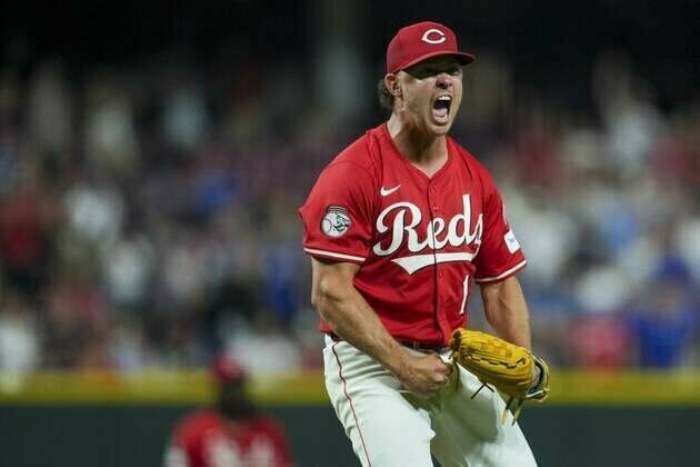 One game out of wild-card spot, Reds seek sweep of Cubs