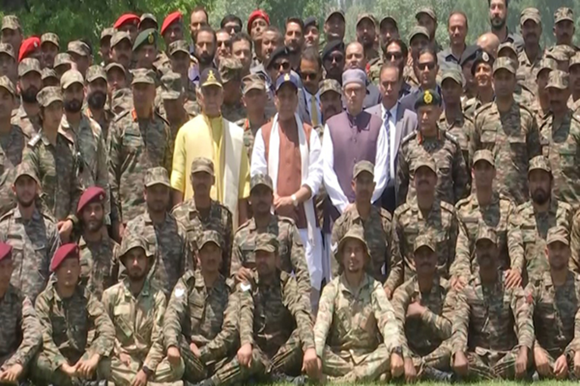 Defence Minister Rajanth Singh interacts with soldiers in Srinagar; lauds their bravery
