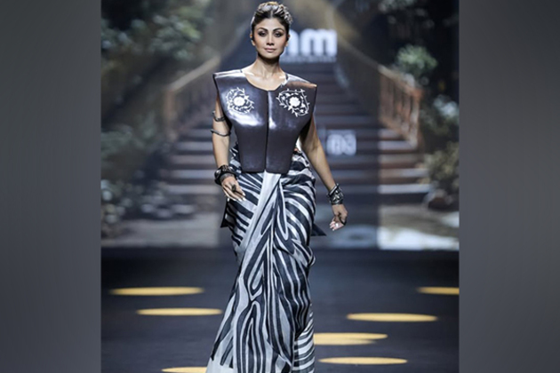 Shilpa Shetty slays ramp walk in stylish black & white saree at Lakme Fashion Week X FDCI