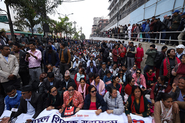 Nepal: Thousands of teachers protest over delay in endorsing education bill