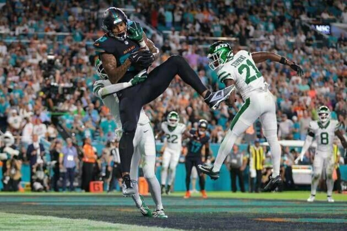 Dolphins aim to keep momentum going vs. slumping Panthers despite loss of Tyreek Hill