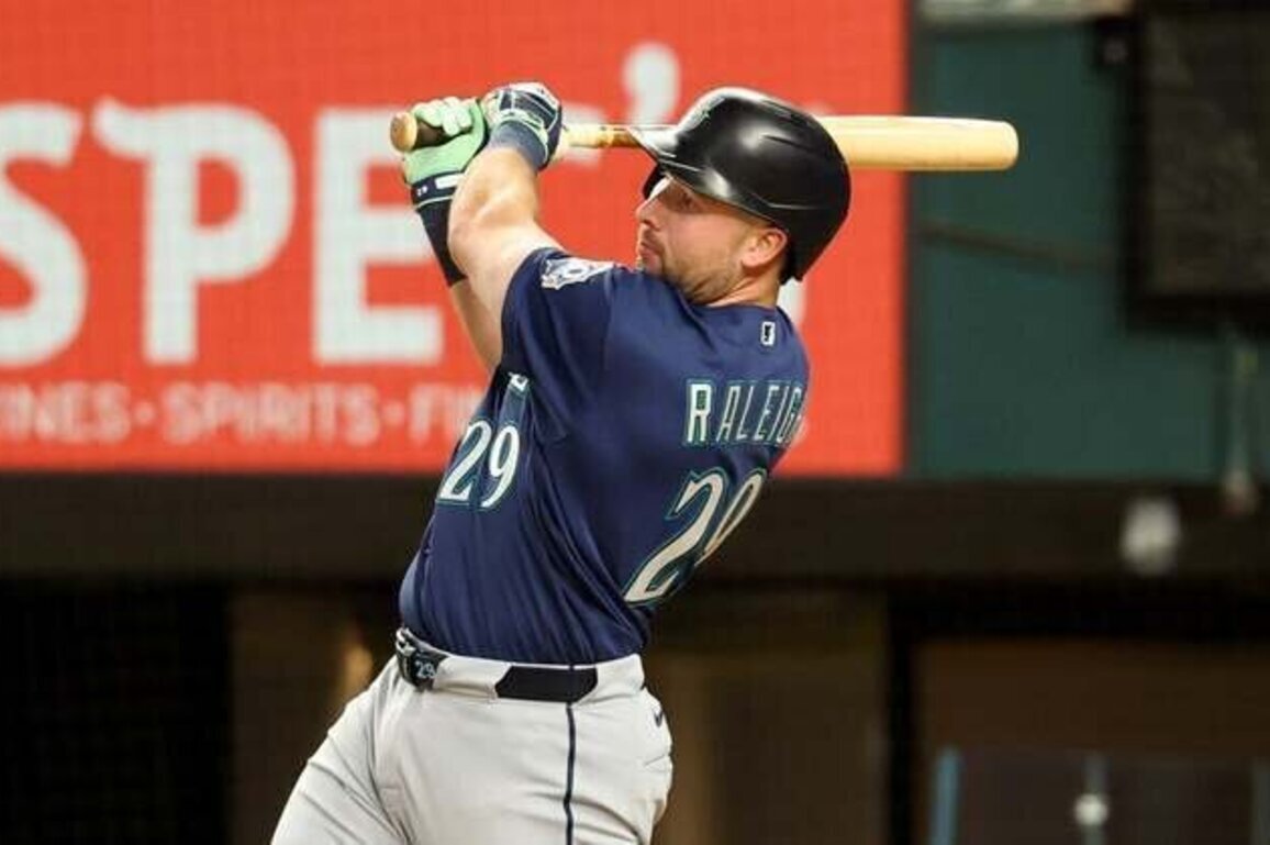 Light-hitting Mariners taking advantage of Astros' shaky pitching