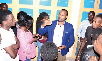 Godfrey Katongole , ssentebe w’abasuubuzi abakolera mu akeedi ng’ayogera n’abamu ku babbiddwa. Godfrey Katongole , ssentebe w’abasuubuzi abakolera mu akeedi ng’ayogera n’abamu ku babbiddwa.