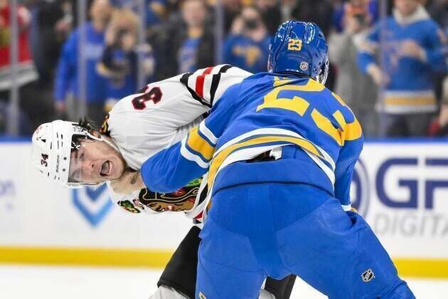 Quick-striking Blues hold off rival Blackhawks