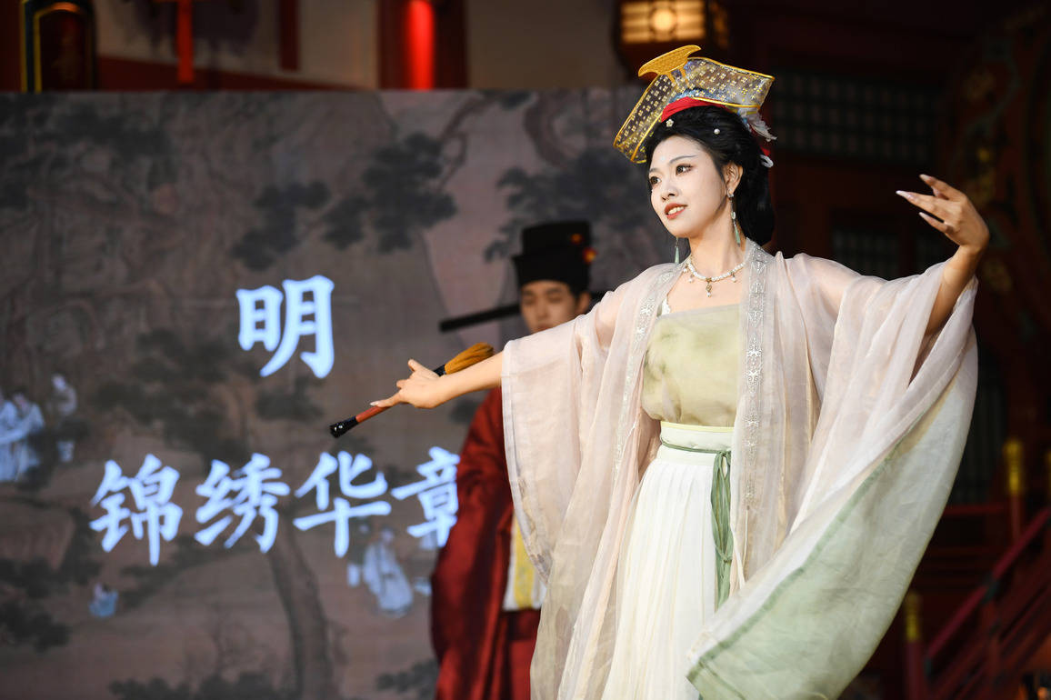 CHINA-SHAANXI-XI'AN-TRADITIONAL COSTUME PERFORMANCE (CN)