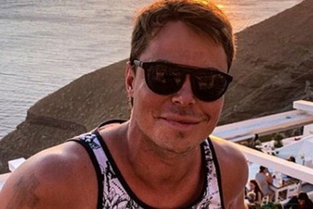 Bobby van Jaarsveld goes scuba diving in Greece