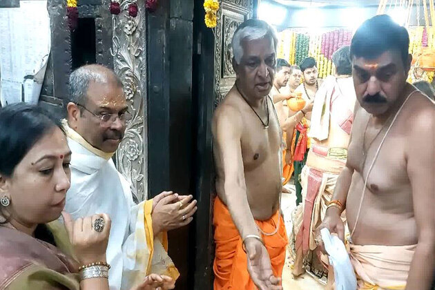 Union Minister Dharmendra Pradhan, Umesh Yadav attend 'Bhasma Aarti' at Ujjain's Mahakaleshwar Temple
