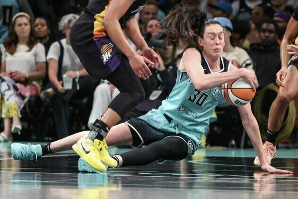 Report: Liberty's Breanna Stewart needs MRI on left knee