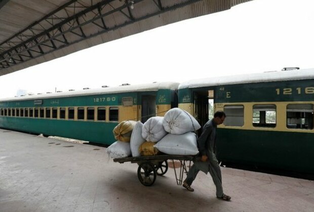 Pakistan: Train services temporarily suspended between Lahore, Faisalabad after collapse of railway bridge