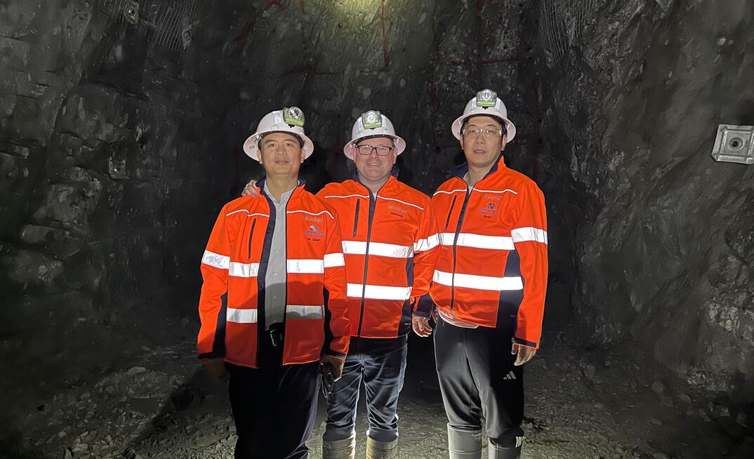 Hellyer Gold Mines chief executive Graham Cox (centre).