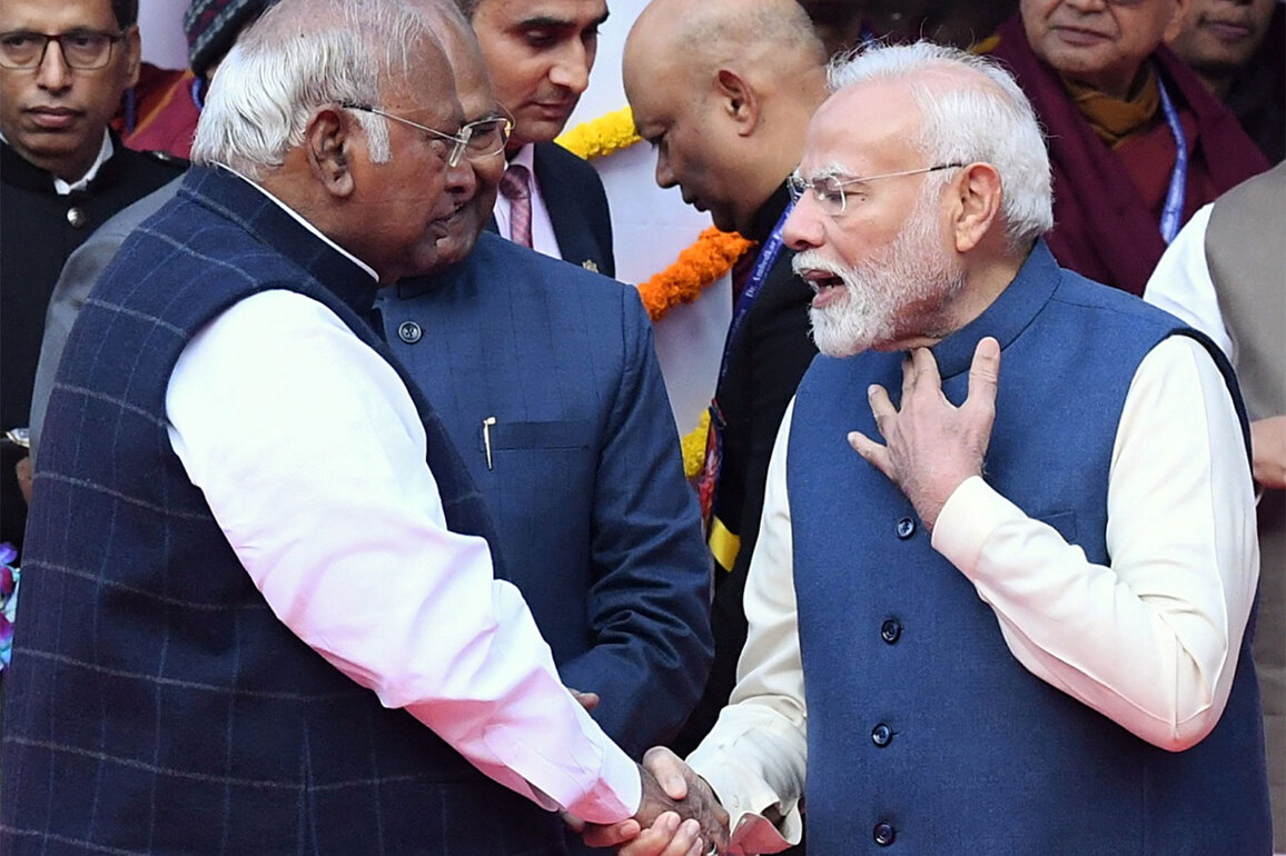 PM Modi speaks to Mallikarjun Kharge, wishes speedy recovery after surgery