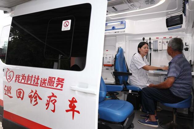 "Healthcare on wheels" serves elderly in China's mountainous areas