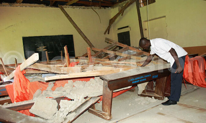 Ceiling nearly falls on students during exam Ceiling nearly falls on students during exam